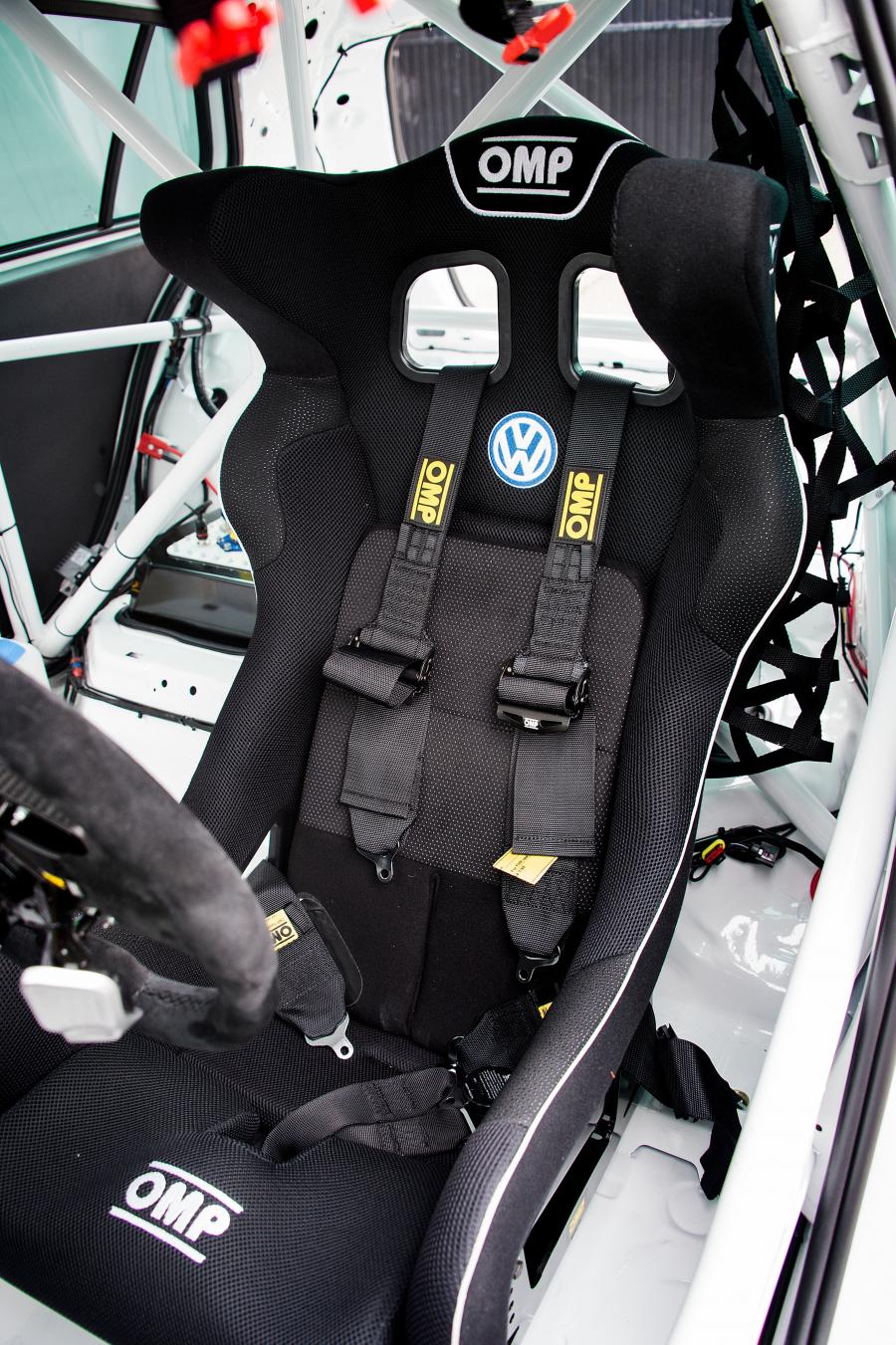  Volkswagen Golf GTi TCR 2016 года  (фото 10 из 16)